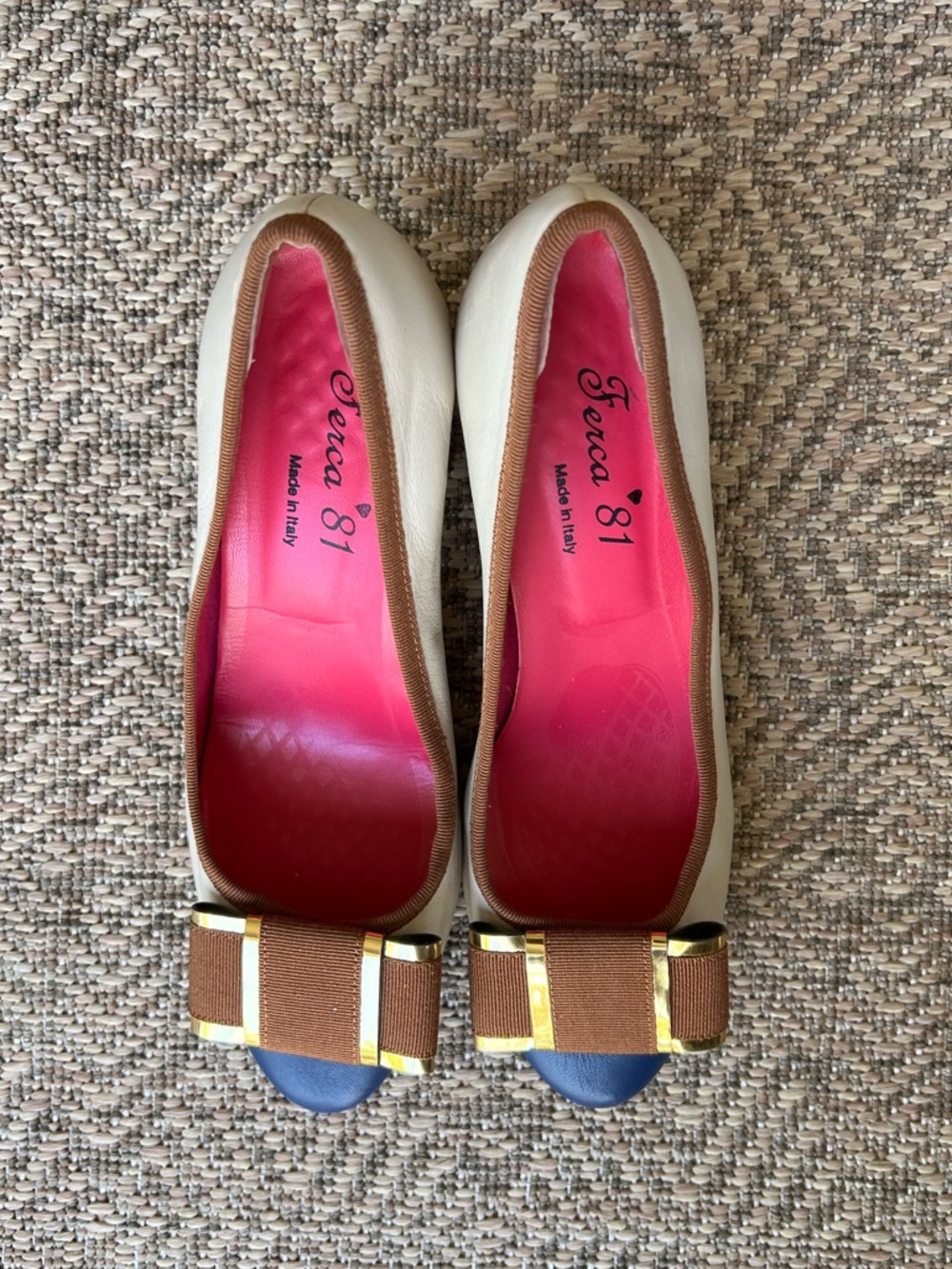 Ferca 81 Bow Pump Heels Tan Camel Navy Gold Womens Size 8 Round Almond Toe - Picture 2 of 10